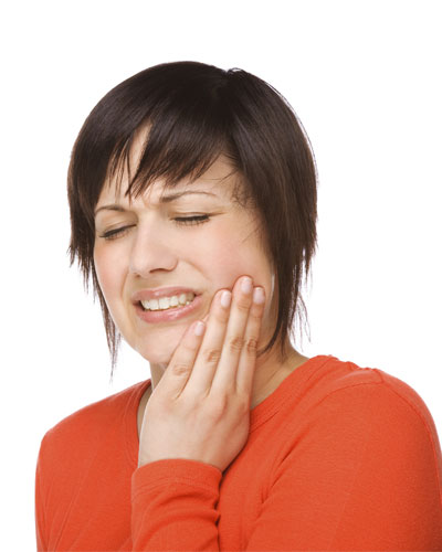 đau nhức âm ỉ hoặc dữ dội vùng hàm dưới