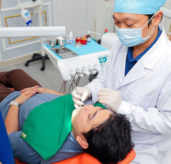 Bác sĩ thăm khám bệnh nhân bị viêm nướu